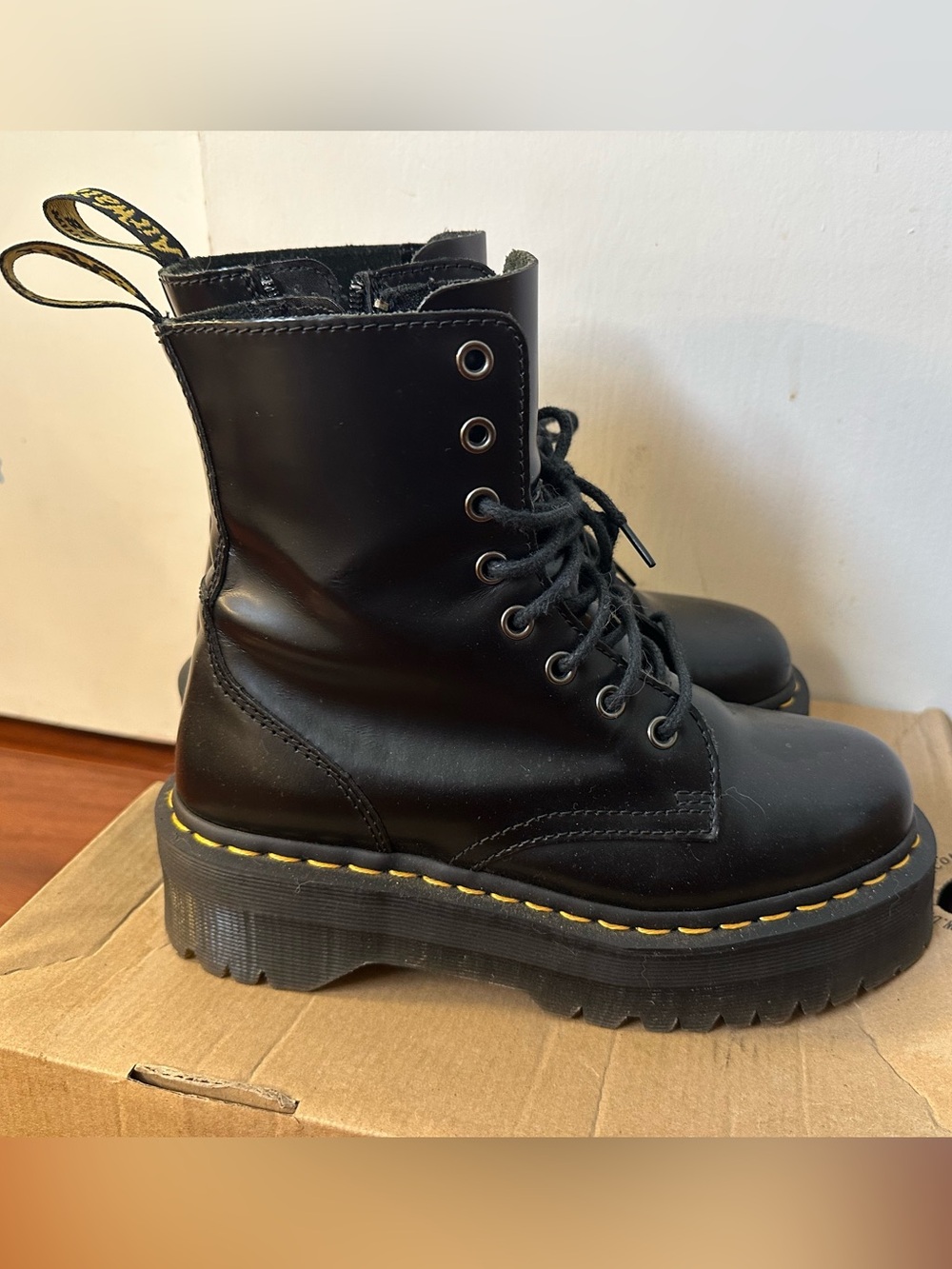 DR MARTEN JADON BOOT
SMOOTH LEATHER PLATFORMS